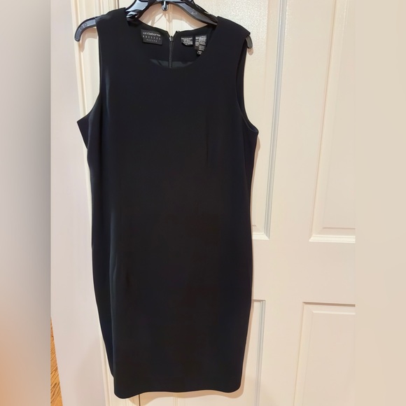 Liz Claiborne Dresses & Skirts - Liz Claiborne Black Sleeveless Sheath Cocktail Dress